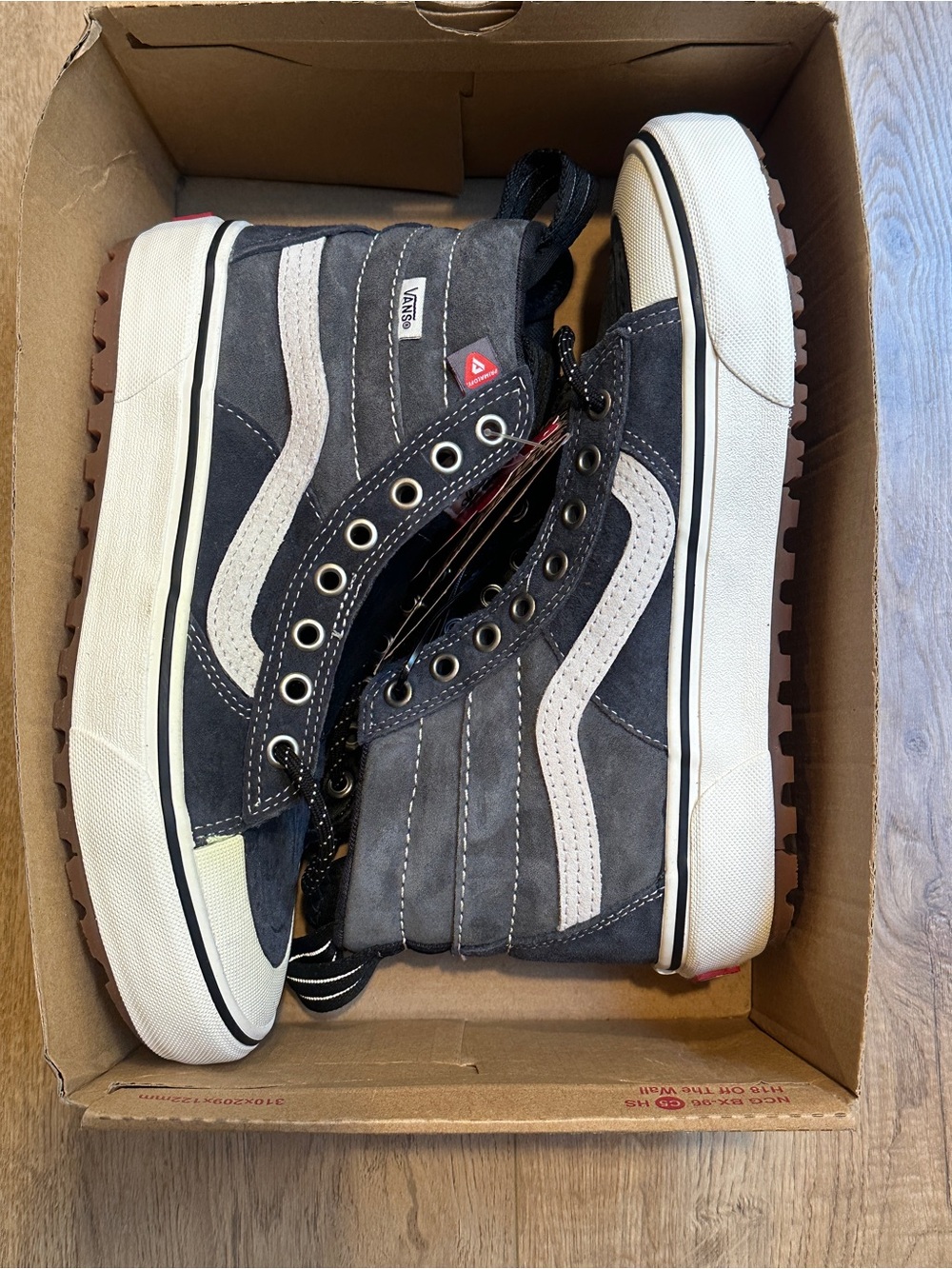 Vans Two Tone Gray Suede Sk8-Hi Mte-2 Sneakers w White & Lugged Sole, Sz 8W/6.5M